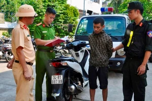 Lực lượng chức năng bàn giao Tài và chiếc xe tang vật cho Công an TP Hải Dương. Ảnh: CACC