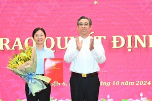 Phó Bí thư Thành ủy TPHCM Nguyễn Phước Lộc trao quyết định cán bộ tại quận 6