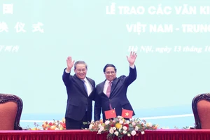 Thủ tướng Phạm Minh Chính và Thủ tướng Trung Quốc Lý Cường chứng kiến Lễ trao các văn kiện hợp tác giữa hai nước, sáng 13-10. Ảnh: QUANG PHÚC