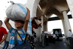 Cửa khẩu biên giới Syria-Lebanon tại Jdeidet Yabous, Syria luôn tràn ngập người di cư. Ảnh: Al Jazeera