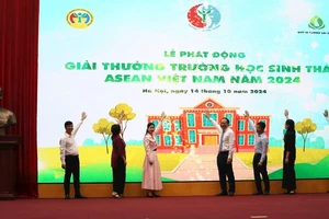 Các đại biểu bấm nút phát động Giải thưởng Trường học sinh thái ASEAN Việt Nam 2024