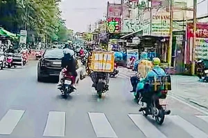 Thanh niên đạp ngã xe tài xế chở hàng trên đường phố