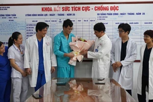 Sau 1 tháng điều trị tích cực, sáng 27-11, bệnh nhân D. được xuất viện. Ảnh: XUÂN QUỲNH