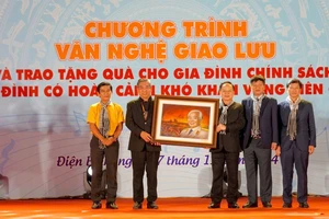 Phó Bí thư Thành ủy TPHCM Nguyễn Phước Lộc tặng bức tranh do họa sĩ Lê Sa Long vẽ đến tỉnh Điện Biên