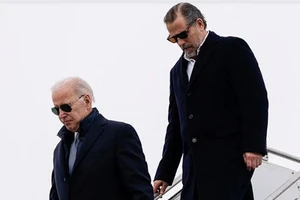 Tổng thống Joe Biden và con trai Hunter Biden. Ảnh: REUTERS 