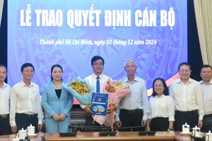 Phó Chủ tịch UBND TPHCM Võ Văn Hoan cùng các đại biểu chúc mừng đồng chí Lương Văn Nhiền