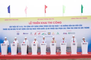 Lãnh đạo Bộ GTVT, UBND tỉnh Trà Vinh thực hiện nghi thức thi công cầu Đại Ngãi 1