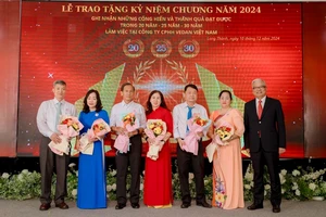 Công ty Vedan Việt Nam trao tặng Kỷ niệm chương tôn vinh 301 nhân viên có thâm niên làm việc 20-25-35 năm