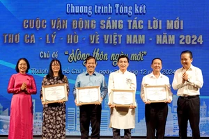 Phó Giám đốc Sở VHTT TPHCM Võ Trọng Nam và Phó Giám đốc Phụ trách Trung tâm Văn hóa TPHCM Nguyễn Thị Hoài Phượng trao giải nhất, nhì, ba thể loại sáng tác dân ca, lý, hò, vè. Ảnh: THÚY BÌNH