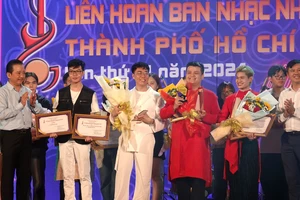 Ban nhạc Nam Tộc và HOMIE Band cùng nhận giải Nhất và giải Ban nhạc nhóm ca có phong cách trình diễn ấn tượng tại Liên hoan Ban nhạc nhóm ca TPHCM lần thứ VI năm 2024. Ảnh: THÚY BÌNH