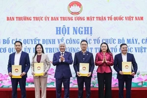 Trao quyết định về công tác cán bộ của cơ quan Ủy ban Trung ương MTTQ Việt Nam