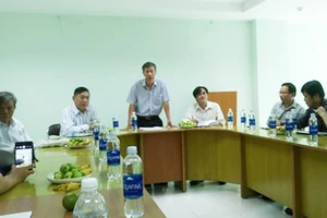 Chủ tịch Hội Nhà văn TPHCM Trần Văn Tuấn (đứng) trả lời các vấn đề xung quanh giải thưởng 2017 