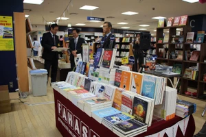 Gian sách Việt Nam tại Nhà sách Kinokuniya Tokyo, Nhật Bản