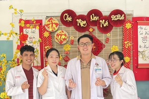 Overseas students in HCMC impressed by traditional Tet