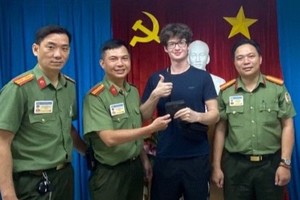 Vietnam police return nearly VND100 million to Ukrainian tourist