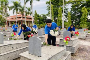 Young people in HCMC, Quang Ngai pay respect to fallen soldiers