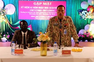 Abyei Education Minister moved by Vietnamese peacekeepers' support for education