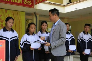 SGGP Newspaper, GrowMax Group award scholarships to poor students in Ha Giang