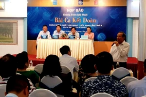 Nhạc sĩ Trần Long Ẩn phát biểu tại buổi họp báo thông tin về chương trình nghệ thuật Bài ca kết đoàn