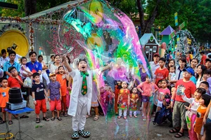 Màn biểu diễn đường phố bong bóng xả phòng khổng lồ ở Công viên Văn hóa Đầm Sen