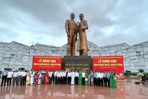 Đoàn TPHCM dâng hoa tưởng niệm tại Tượng đài Nguyễn Sinh Sắc - Nguyễn Tất Thành