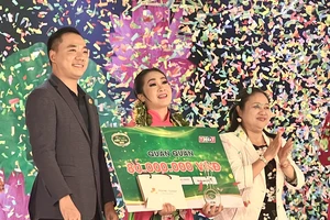 Thí sinh Trần Thị Hồng Nguyệt đoạt giải Quán quân “Tài tử miệt vườn” 2022