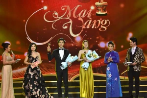 Diễn viên Nhan Phúc Vinh và Ninh Dương Lan Ngọc nhận giải Mai Vàng năm 2022 hạng mục "Nam và nữ diễn viên điện ảnh - truyền hình được yêu thích nhất"