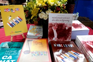 Các cuốn sách về âm nhạc của TS-NS Nguyễn Bách đã xuất bản. Ảnh: THÚY BÌNH