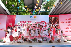 Đội nghệ thuật Nhà Thiếu nhi TP biểu diễn bài hát "Ai yêu Bác Hồ Chí Minh hơn thiếu niên nhi đồng". Ảnh: THÚY BÌNH