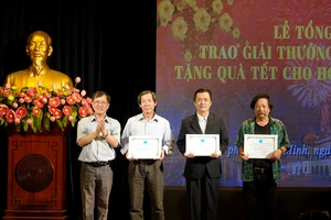 NS Nguyễn Đức Trung trao Giải thưởng Âm nhạc 2023 cho các nhạc sĩ có sáng tác đoạt giải thể loại khí nhạc, giao hưởng và hợp xướng. Ảnh: THÚY BÌNH