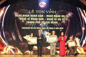 Bí thư Thành ủy TPHCM Nguyễn Văn Nên và Chủ tịch HĐND TPHCM Nguyễn Thị Lệ trao bằng chứng nhận cho các NSND. Ảnh: DŨNG PHƯƠNG