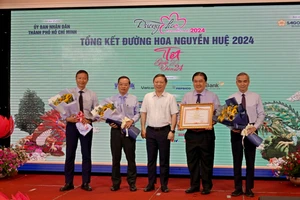 Phó Chủ tịch UBND TPHCM Dương Anh Đức trao tặng Bằng khen Thủ tướng Chính phủ cho Saigontouris Group về công tác tổ chức 20 năm Đường hoa Nguyễn Huệ. Ảnh: THÚY BÌNH
