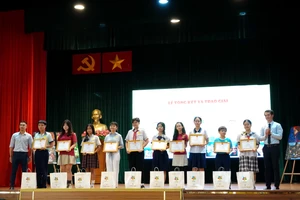 Các em học sinh đoạt giải nhất, nhì và ba tại Hội thi Nét vẽ xanh 2024. Ảnh: THÚY BÌNH