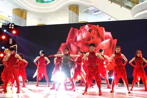  Tiết mục biểu diễn "Đóa hồng gai" của nhóm Click-K Dance Crew - trường ĐH Hutech TPHCM. Ảnh: THÚY BÌNH