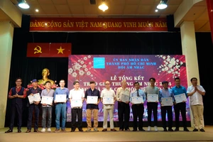 Chủ tịch Hội Âm nhạc TPHCM Nguyễn Quang Vinh và Phó Chủ tịch Hội Âm nhạc TPHCM Đinh Trung Cẩn trao Giải thưởng Âm nhạc năm 2024 cho các tác giả, nhạc sĩ, có tác phẩm đoạt giải thể loại ca khúc nghệ thuật. Ảnh: THÚY BÌNH