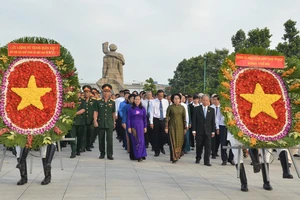 Lãnh đạo TPHCM dâng hương, dâng hoa tưởng niệm Chủ tịch Hồ Chí Minh và các anh hùng liệt sĩ