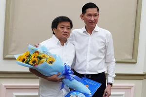 Phó Chủ tịch UBND TPHCM Trần Vĩnh Tuyến trao quyết định nhiệm vụ mới cho ông Đoàn Ngọc Hải
