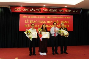 Đảng ủy Khối Dân - Chính - Đảng TPHCM trao Huy hiệu Đảng cho 28 đảng viên