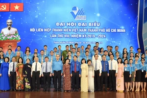 Bí thư Thành ủy TPHCM Nguyễn Thiện Nhân cùng các đồng chí lãnh đạo TPHCM, các đại biểu dự Đại hội Hội Liên hiệp Thanh niên Việt Nam TPHCM. Ảnh: VIỆT DŨNG