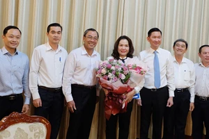 Phó Chủ tịch UBND TPHCM Trần Vĩnh Tuyến trao quyết định bổ nhiệm cho bà Lê Thúy Hằng