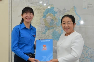 Phó Bí thư Thành uỷ TPHCM Võ Thị Dung trao quyết định cho chị Phan Thị Thanh Phương. Ảnh: VIỆT DŨNG