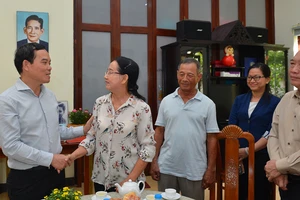 Phó Bí thư Thường trực Thành ủy TPHCM Trần Lưu Quang thăm hỏi gia đình đồng chí Phan Kiệm. Ảnh: VIỆT DŨNG