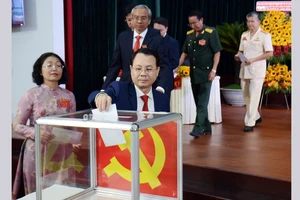 Đồng chí Nguyễn Văn Hiếu tái đắc cử Bí thư Quận ủy quận 5