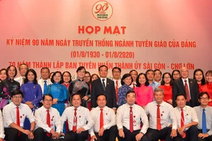 Phó Bí thư Thường trực Thành ủy TPHCM Trần Lưu Quang chụp hình cùng các đại biểu ngành Tuyên giáo. Ảnh: VIỆT DŨNG