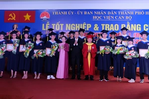259 sinh viên khóa đầu tiên của Học viện Cán bộ TPHCM nhận bằng tốt nghiệp