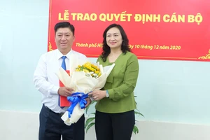 Ủy viên Ban Thường vụ Thành ủy TPHCM Phan Thị Thắng chúc mừng tân Phó Bí thư Đảng ủy HFIC Lương Quốc Chiến