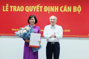 Đồng chí Phan Nguyễn Như Khuê trao quyết định cho đồng chí Lý Việt Trung
