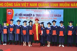 135 sinh viên Học viện Cán bộ TPHCM nhận bằng tốt nghiệp