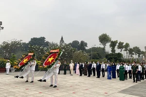 Lãnh đạo TPHCM dâng hương, dâng hoa tưởng niệm các anh hùng liệt sĩ nhân dịp Tết Tân Sửu 
