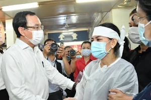 Bí thư Thành ủy TPHCM Nguyễn Văn Nên chia buồn cùng gia đình nạn nhân vụ cháy. Ảnh: VIỆT DŨNG